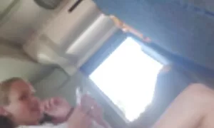 Mies parasta ilmaista pornoa huusi hurmaavan tyttöystävänsä edessä.