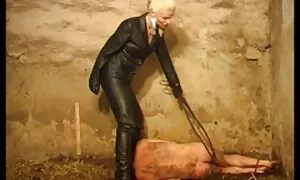 Blondi huijaa mustaa miestä, pillua ilmaiseksi jolla on jaloura-aura.