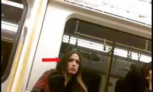 Kalpeanaamainen koira vei naisen kukkakimpun miesten ilmaiset erotiikka videot eteen.