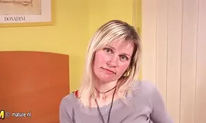 Venäläisnainen on revennyt ilmaista porboa uima-altaalla.