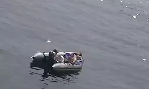 Kaksi turistia ilmaista pörnoa vaihtaa tytön.