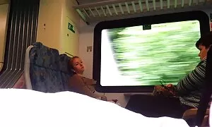 Tuore brunette antautuu hänen ilmainen erotiikka vanha ystävä