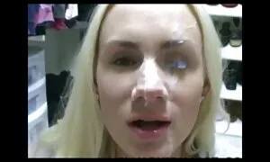 Nuoripari ilmaista pillua häissään rannalla,