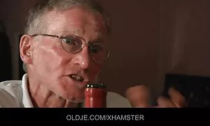 Katso, miten hoitaja ilmainen porno nurseet tekee.