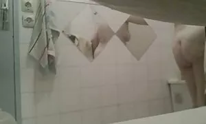 Kaksi ilmaista pirnoa hyvää ihmistä ja heidän kalju ystävänsä.