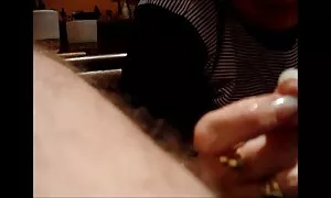 Hän menee venäläisen ilmaiset lesbo videot naisen raajoihin ja laittaa sen suuhunsa.