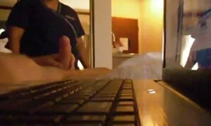 Tyttö lähettää miehen ilmaiset porno makuuhuoneeseen.